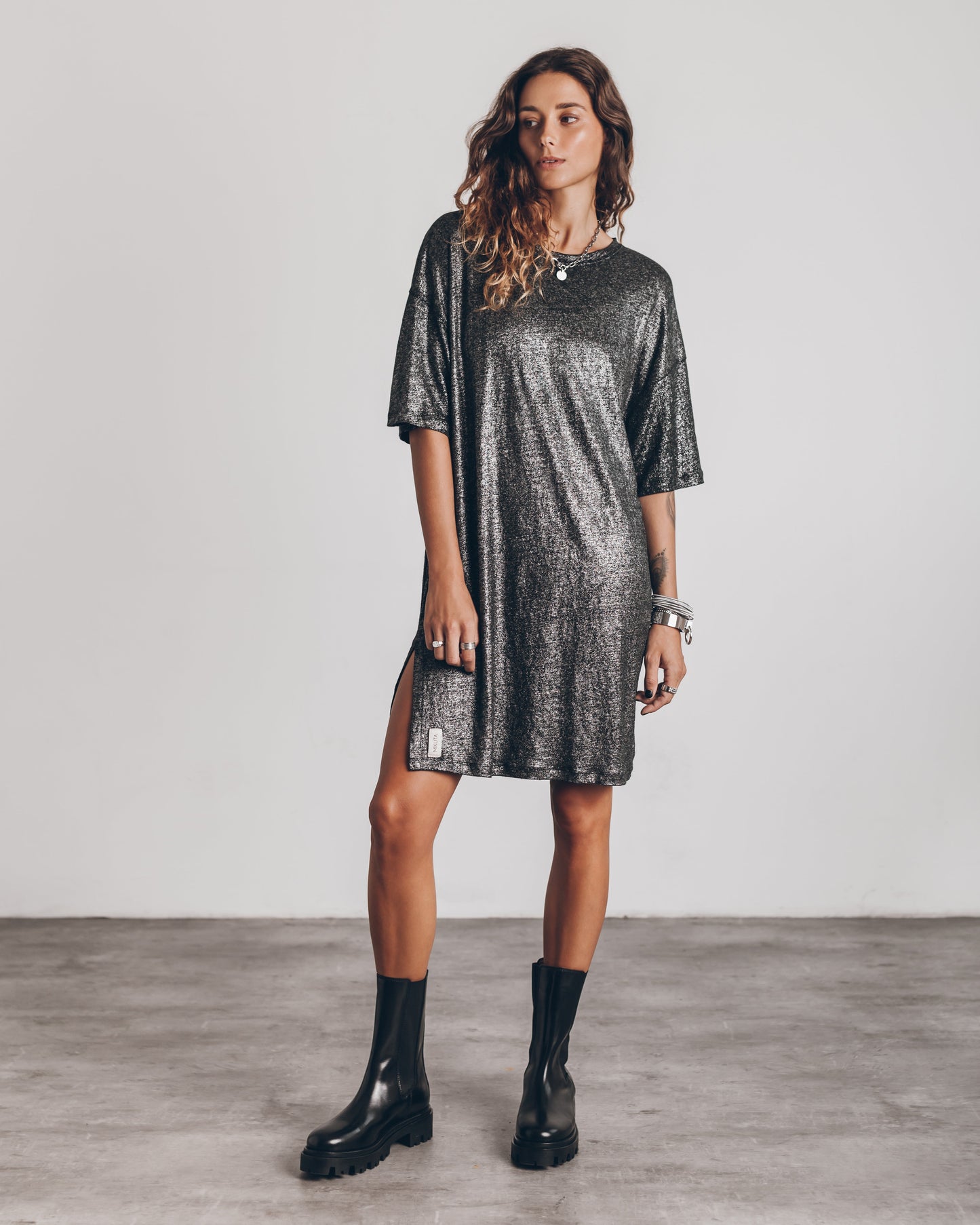 Dunkelfarbiges Glitzerndes Leinenkleid