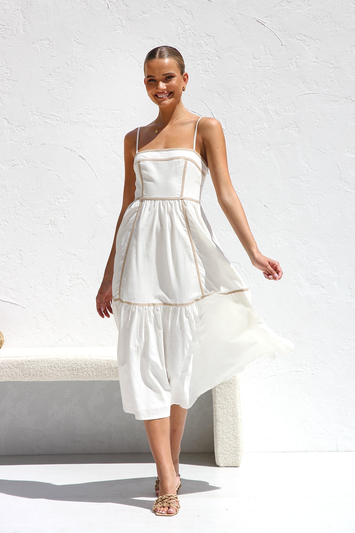 Midikleid Mit Schmalen Trägern Und Quadratischem Ausschnitt