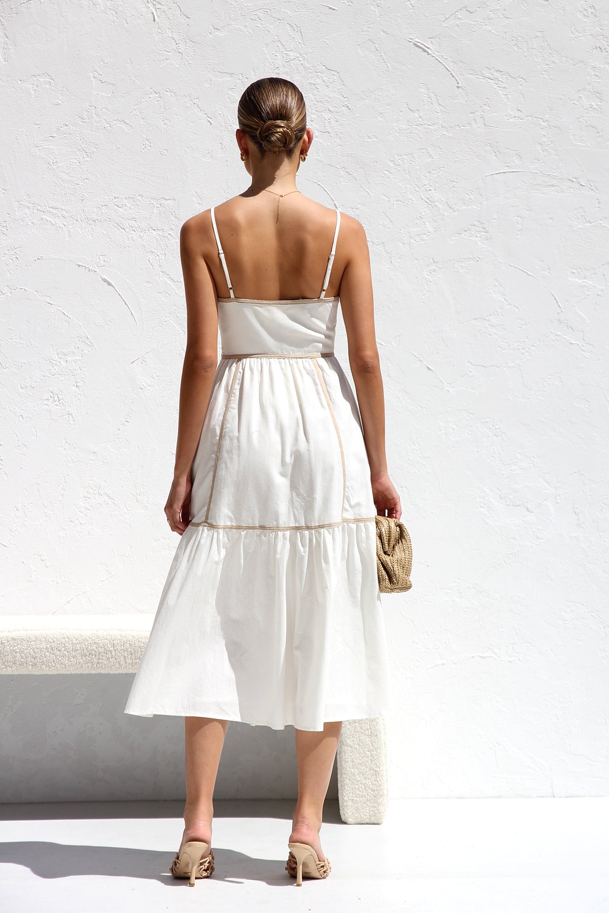 Midikleid Mit Schmalen Trägern Und Quadratischem Ausschnitt
