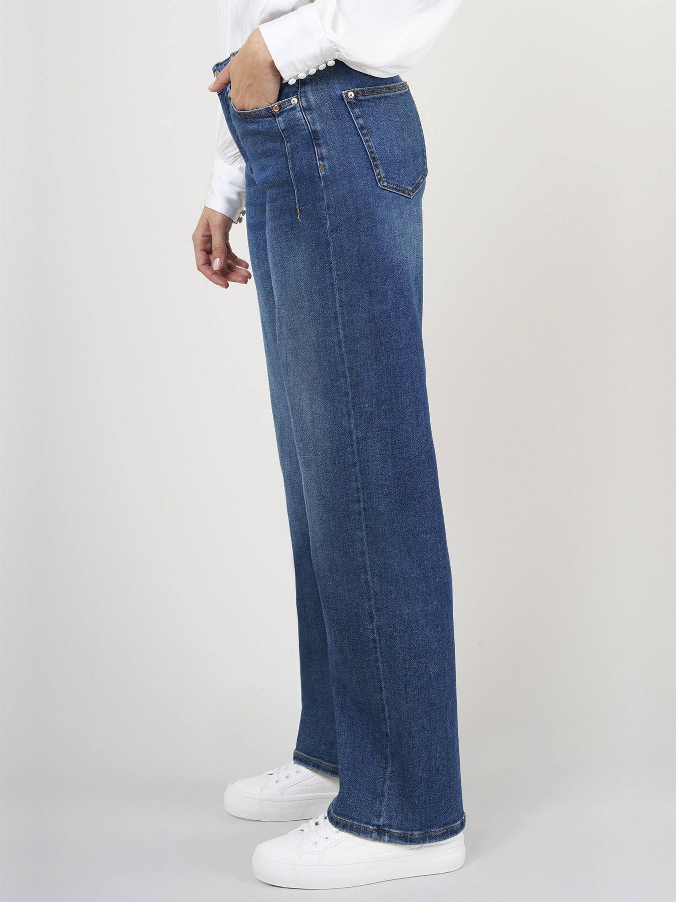 Jeans Mit Hohem Bund Und Stylischem Design
