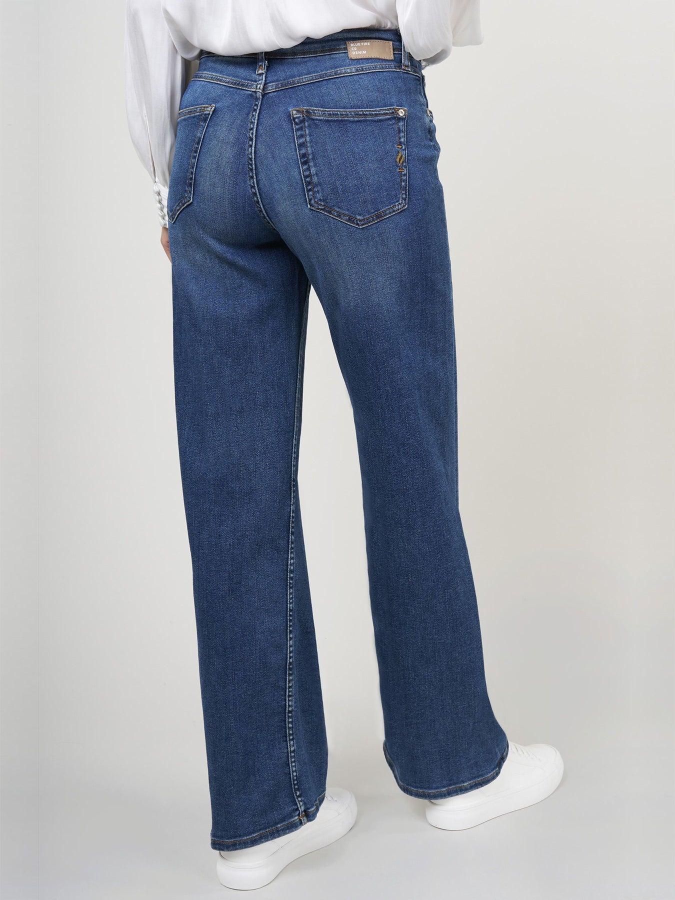 Jeans Mit Hohem Bund Und Stylischem Design