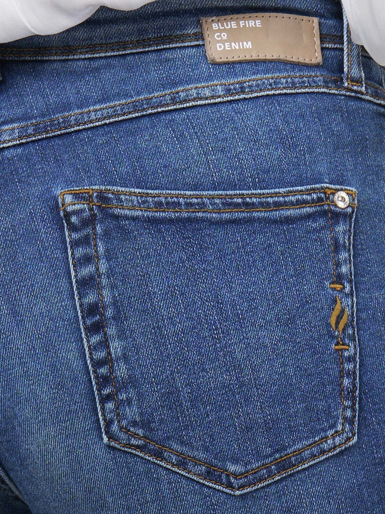 Jeans Mit Hohem Bund Und Stylischem Design