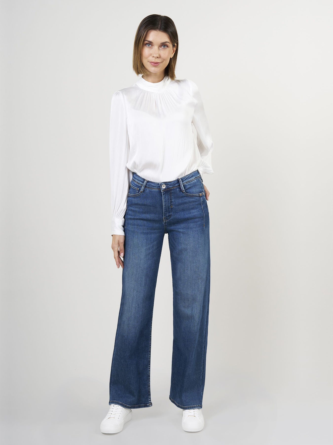 Jeans Mit Hohem Bund Und Stylischem Design