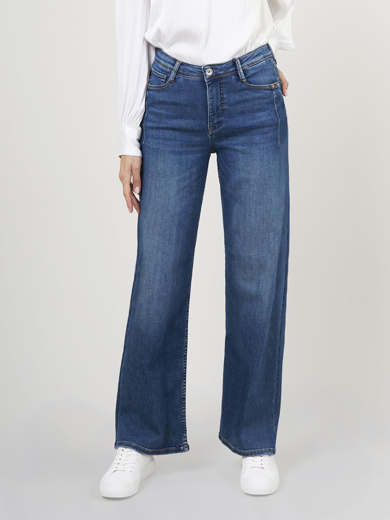 Jeans Mit Hohem Bund Und Stylischem Design