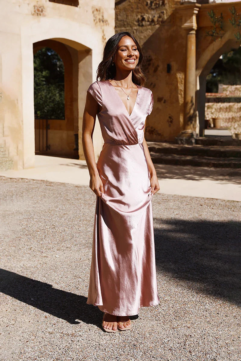 Maxikleid Mit V-Ausschnitt Und Kurzen Ärmeln