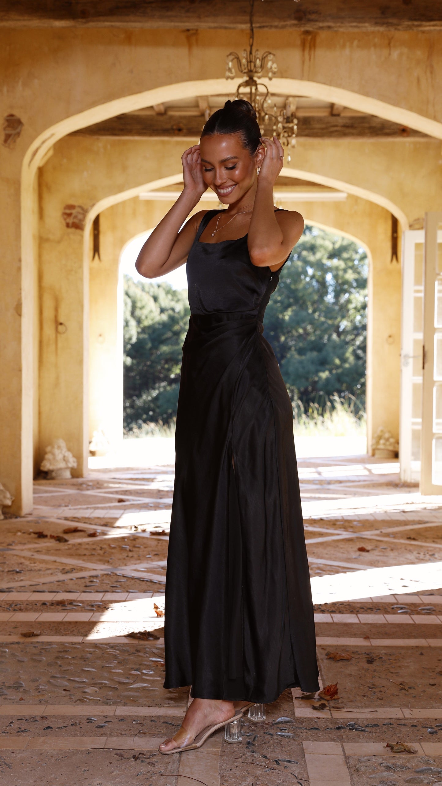 Maxikleid Mit Eckigem Ausschnitt Und Schlitz