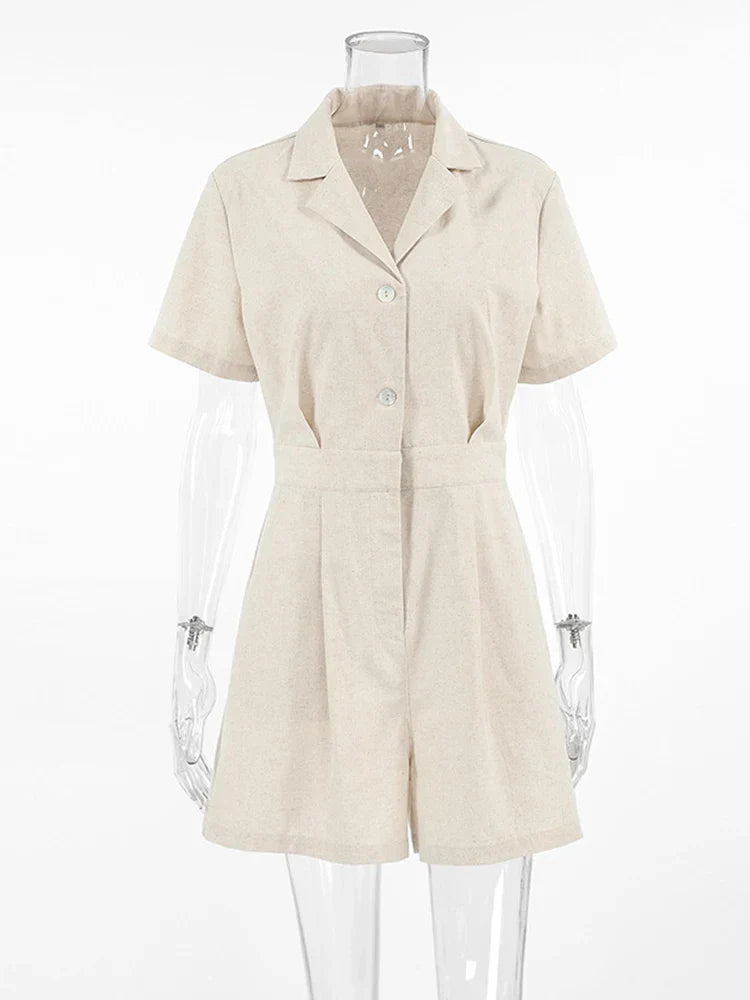 Stylischer Jumpsuit Mit Klassischem Kragen Und Gürtel