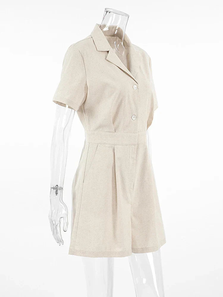 Stylischer Jumpsuit Mit Klassischem Kragen Und Gürtel