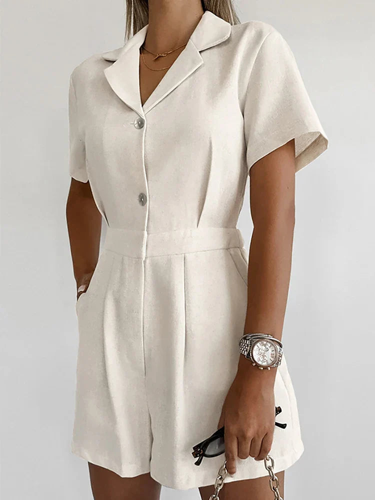 Stylischer Jumpsuit Mit Klassischem Kragen Und Gürtel