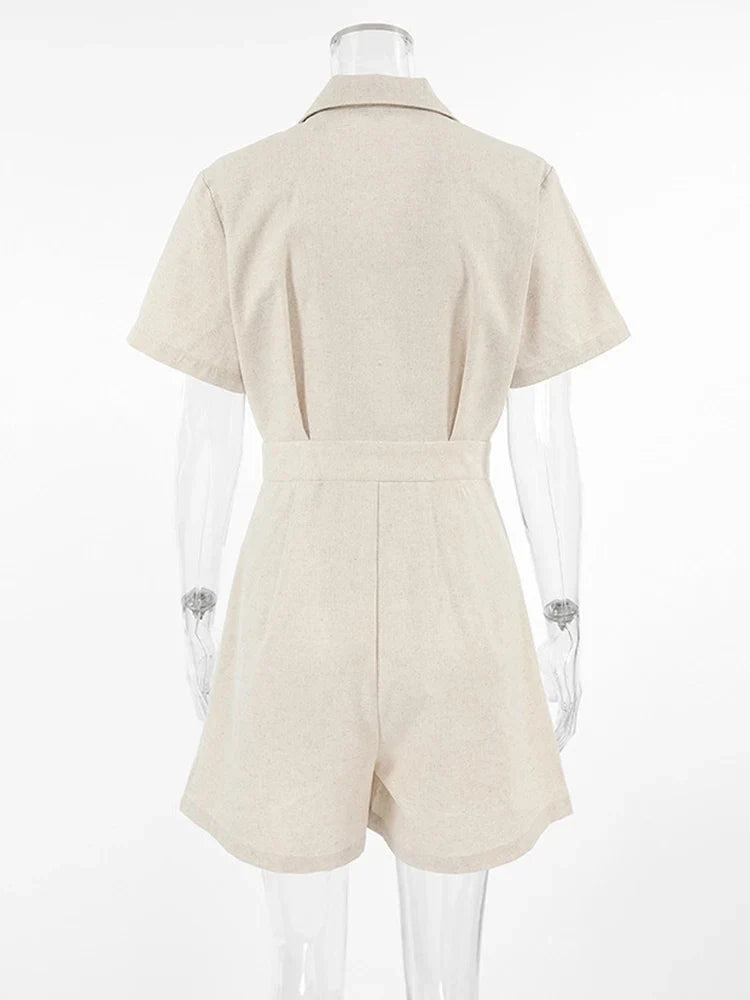 Stylischer Jumpsuit Mit Klassischem Kragen Und Gürtel
