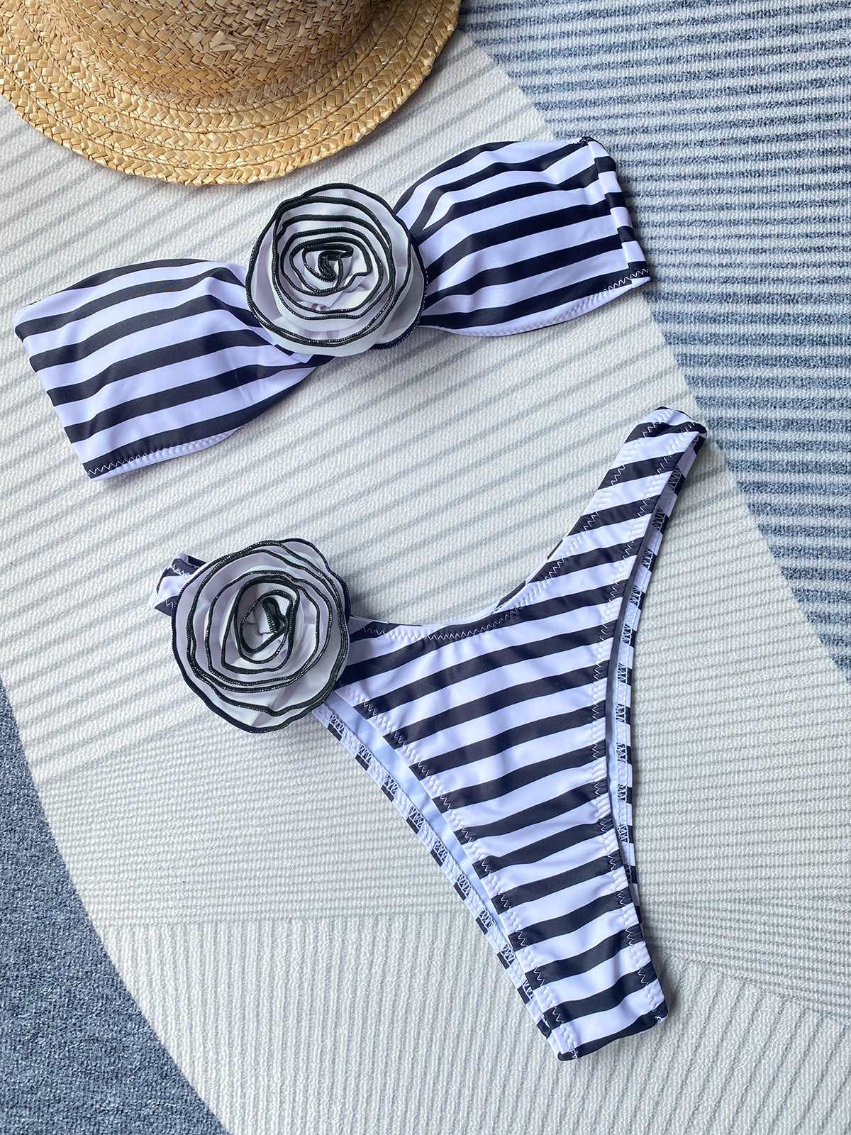 Eleganter Bikini Mit Blumendetails