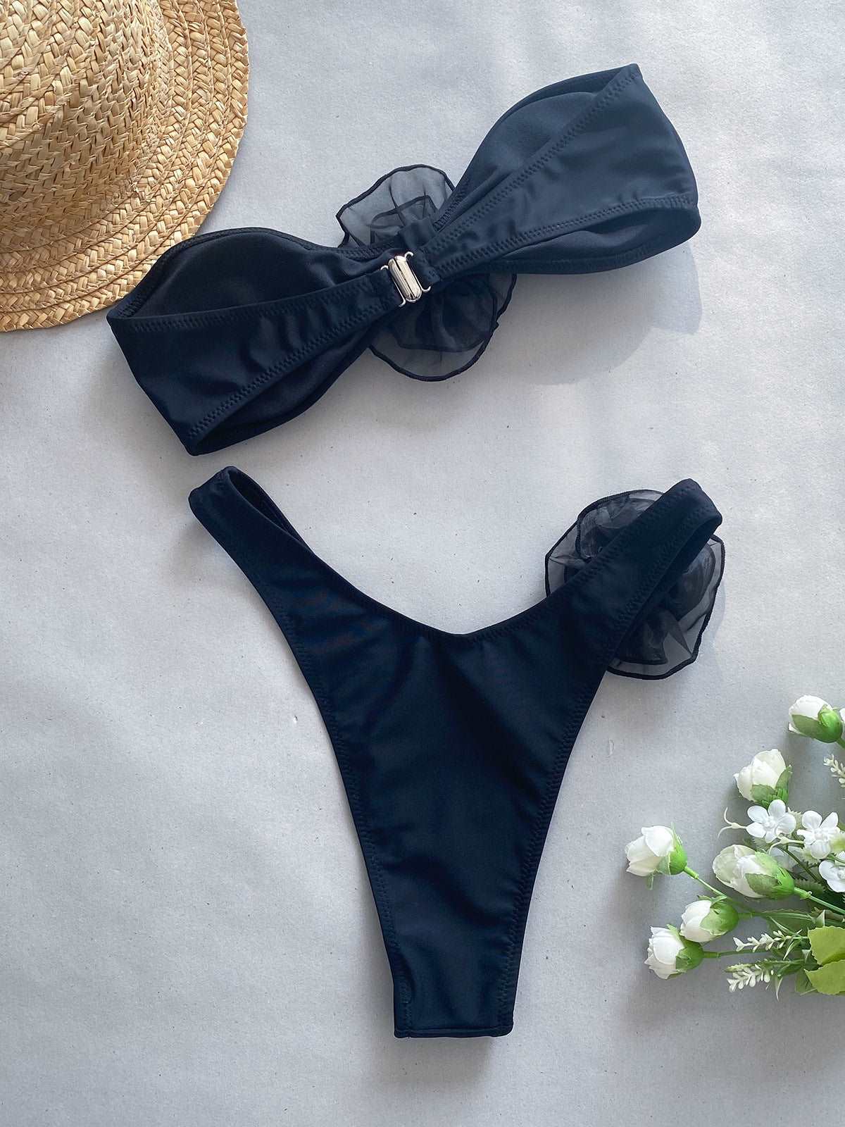 Eleganter Bikini Mit Blumendetails
