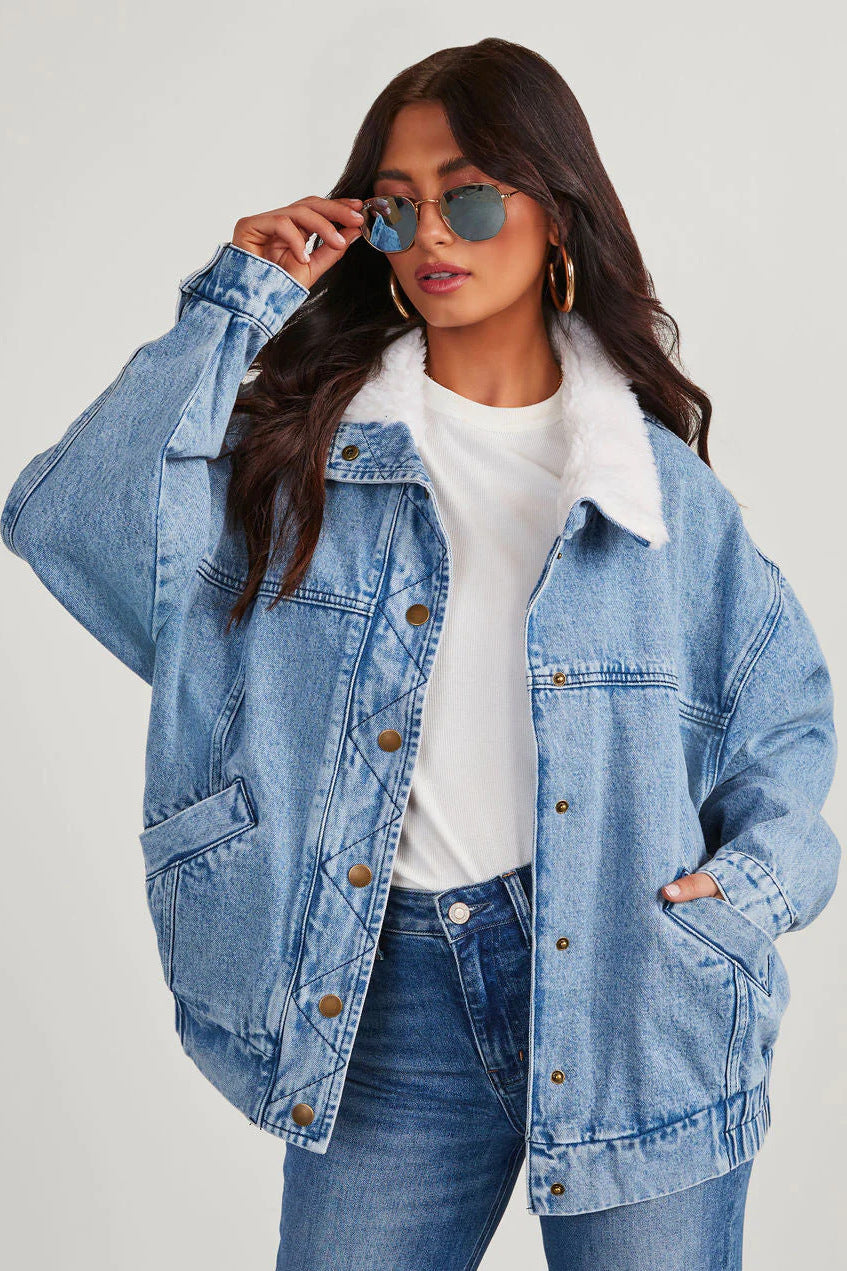 Fleecekragen Und Modern Geschnittene Jeansjacke