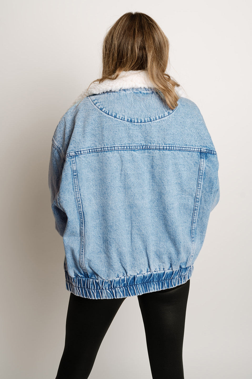 Fleecekragen Und Modern Geschnittene Jeansjacke
