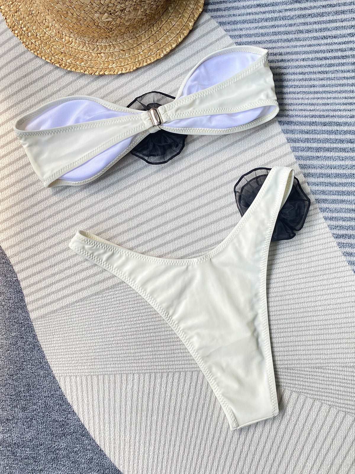 Eleganter Bikini Mit Blumendetails