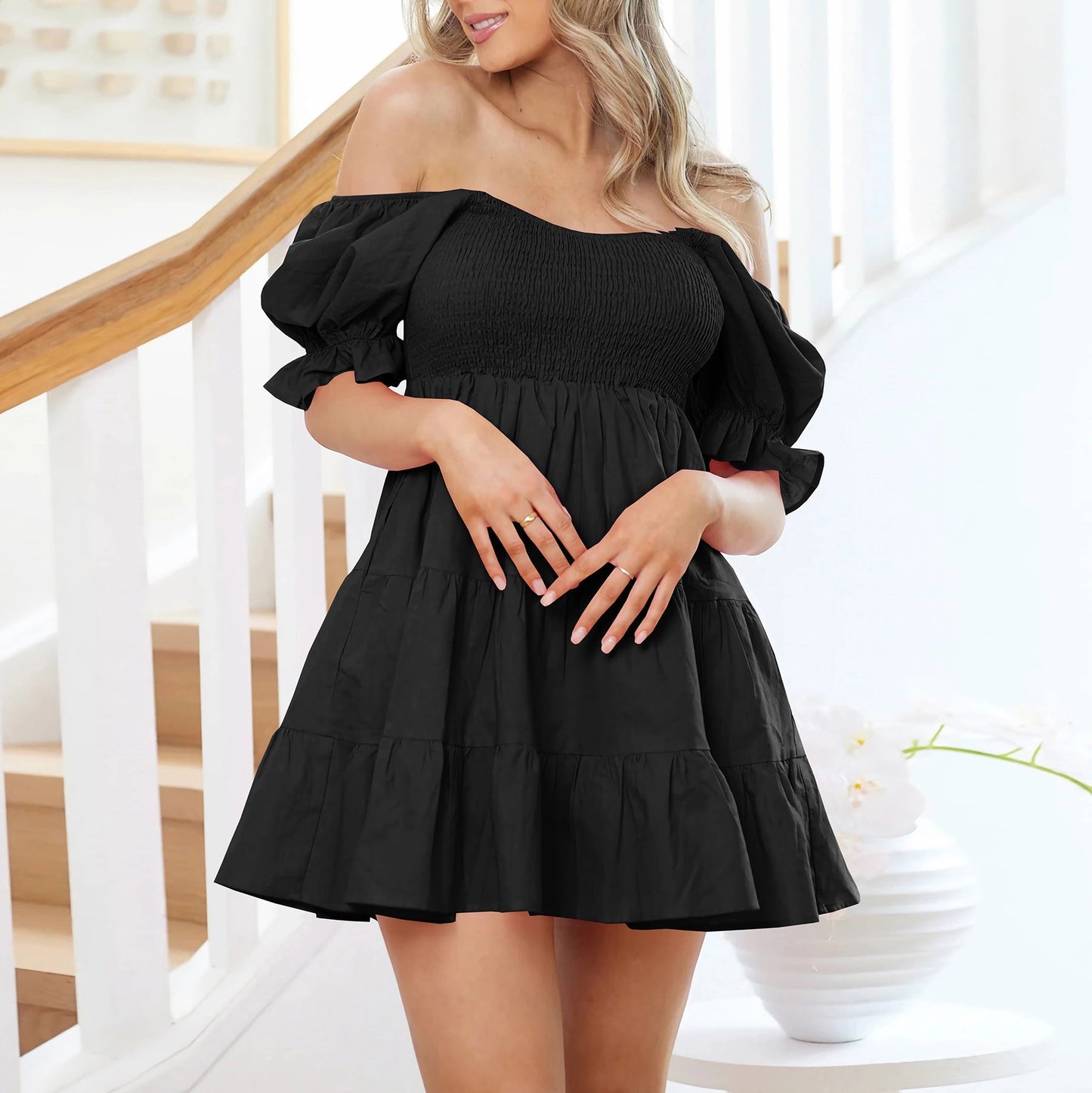 Elegantes Schulterfreies Minikleid