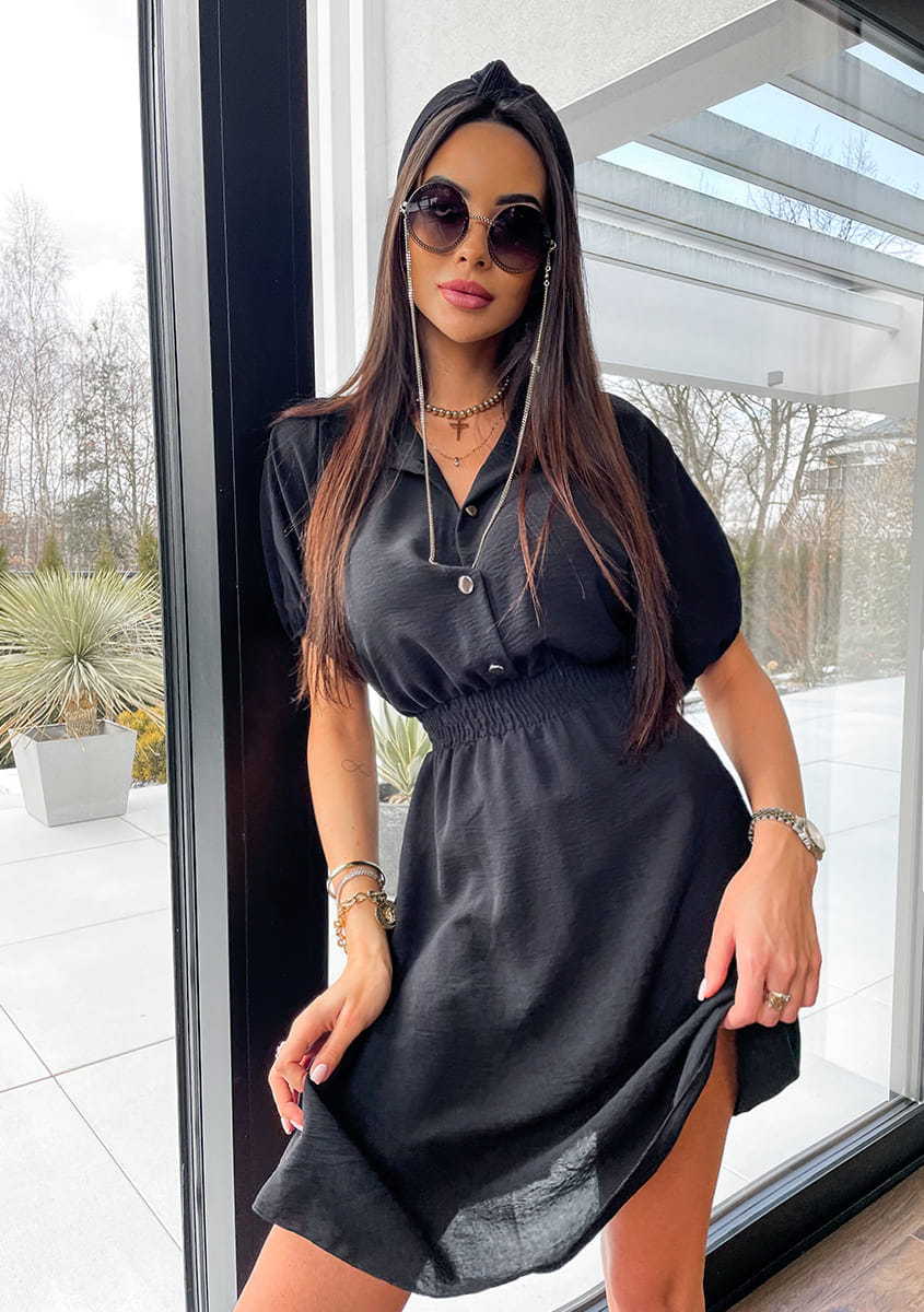 Elastisches Kleid Mit Kurzen Ärmeln Und Knopfleiste