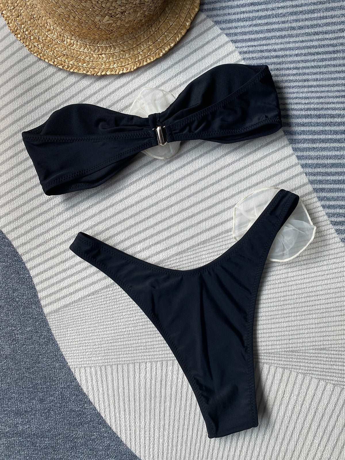 Eleganter Bikini Mit Blumendetails