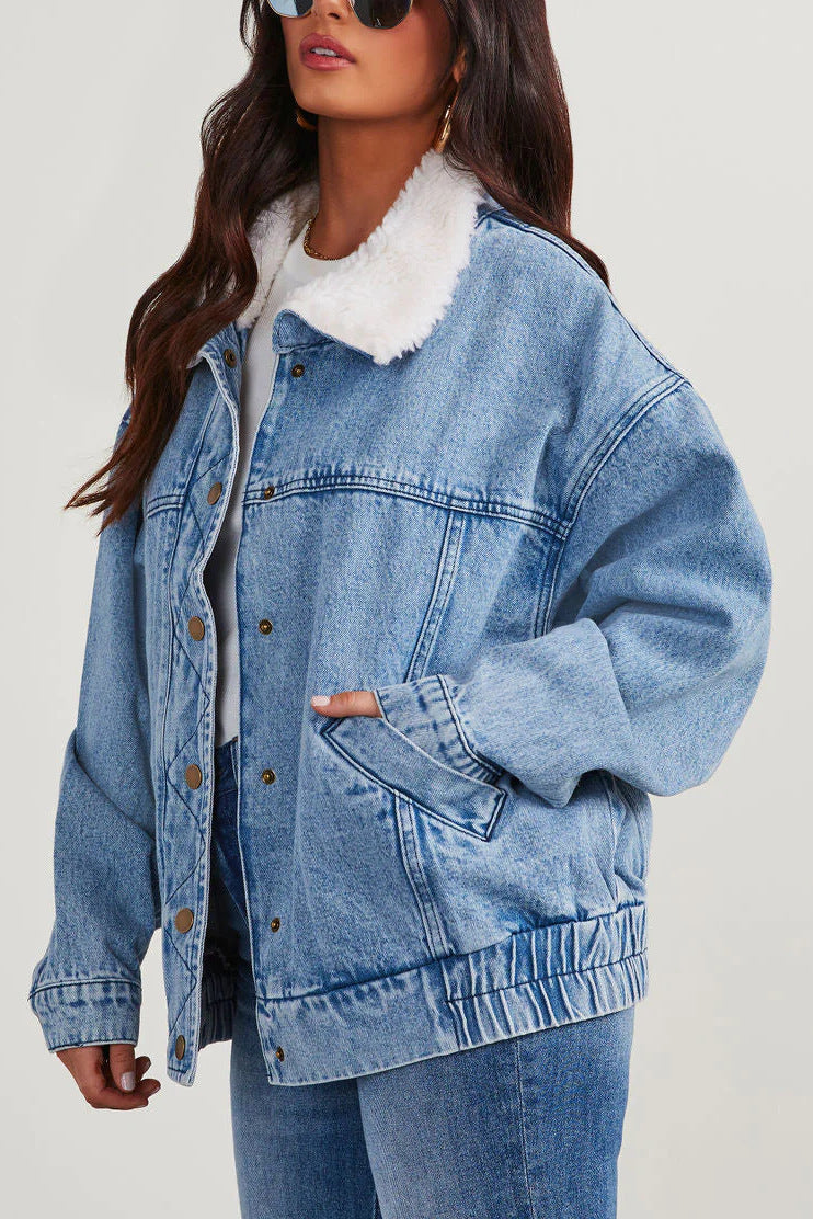 Fleecekragen Und Modern Geschnittene Jeansjacke