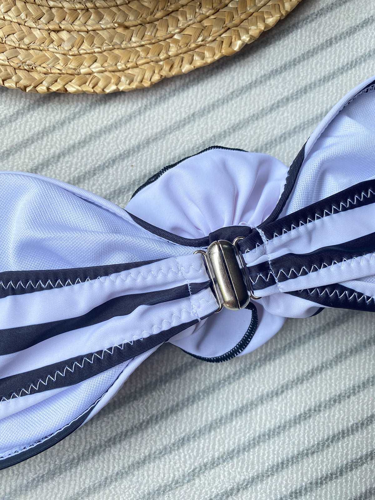 Eleganter Bikini Mit Blumendetails
