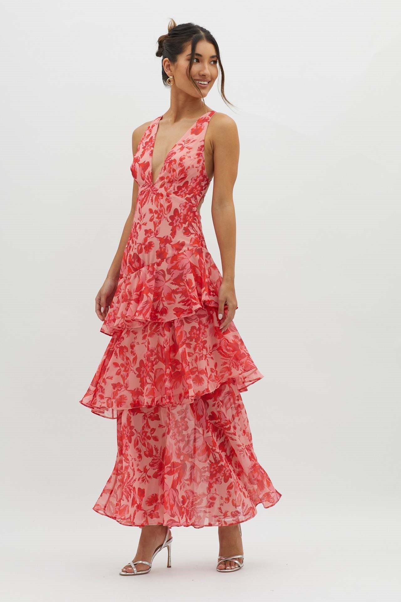 Elegantes Maxikleid Mit Dünnen Trägern Und Tiefem Rücken