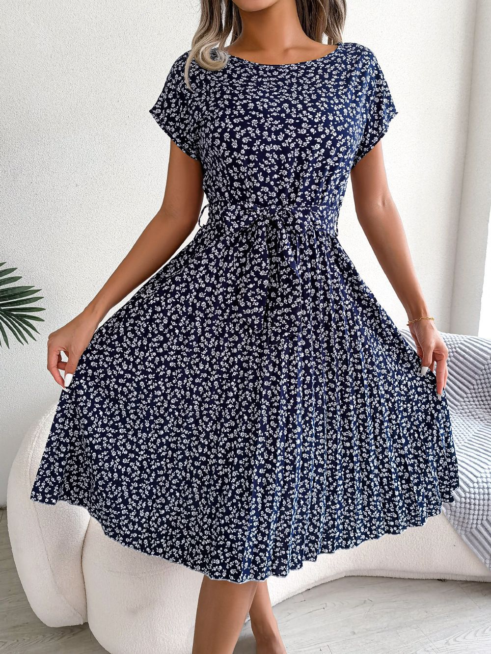 Plissiertes Midikleid Mit Rundhalsausschnitt