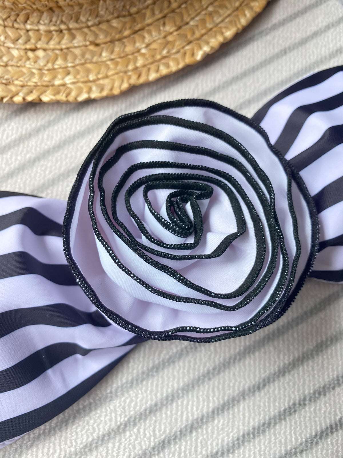 Eleganter Bikini Mit Blumendetails