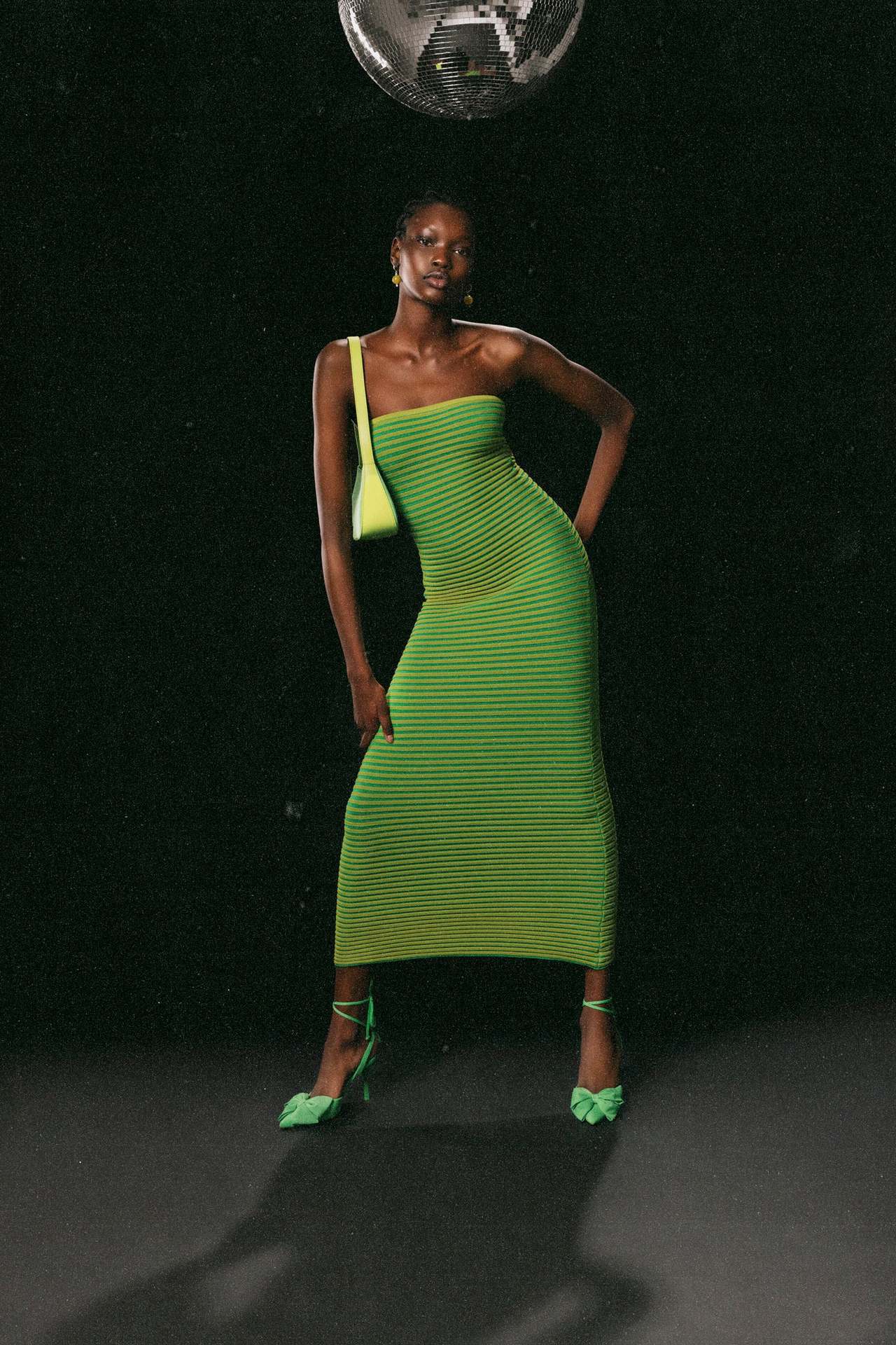 Ärmelloses Gestreiftes Maxikleid Aus Strick