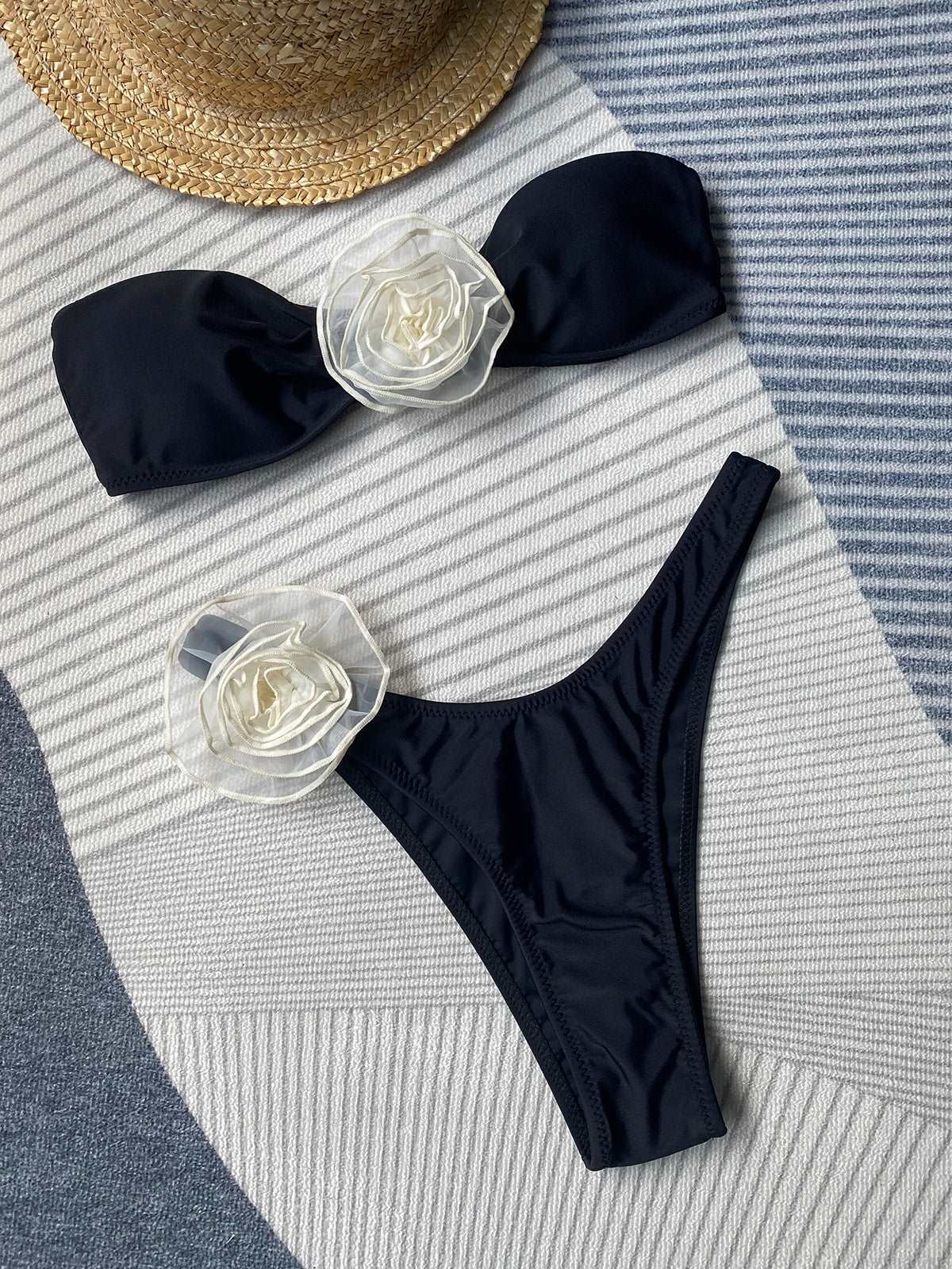 Eleganter Bikini Mit Blumendetails