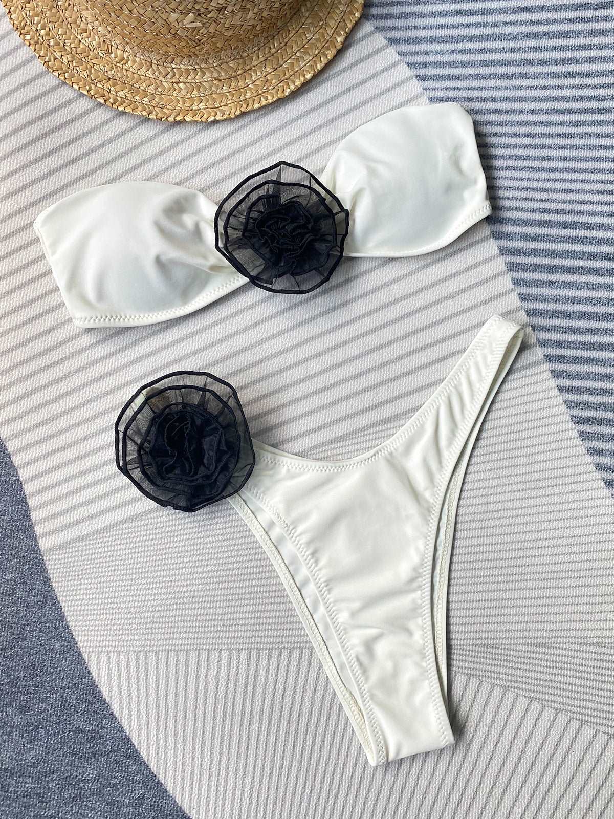Eleganter Bikini Mit Blumendetails