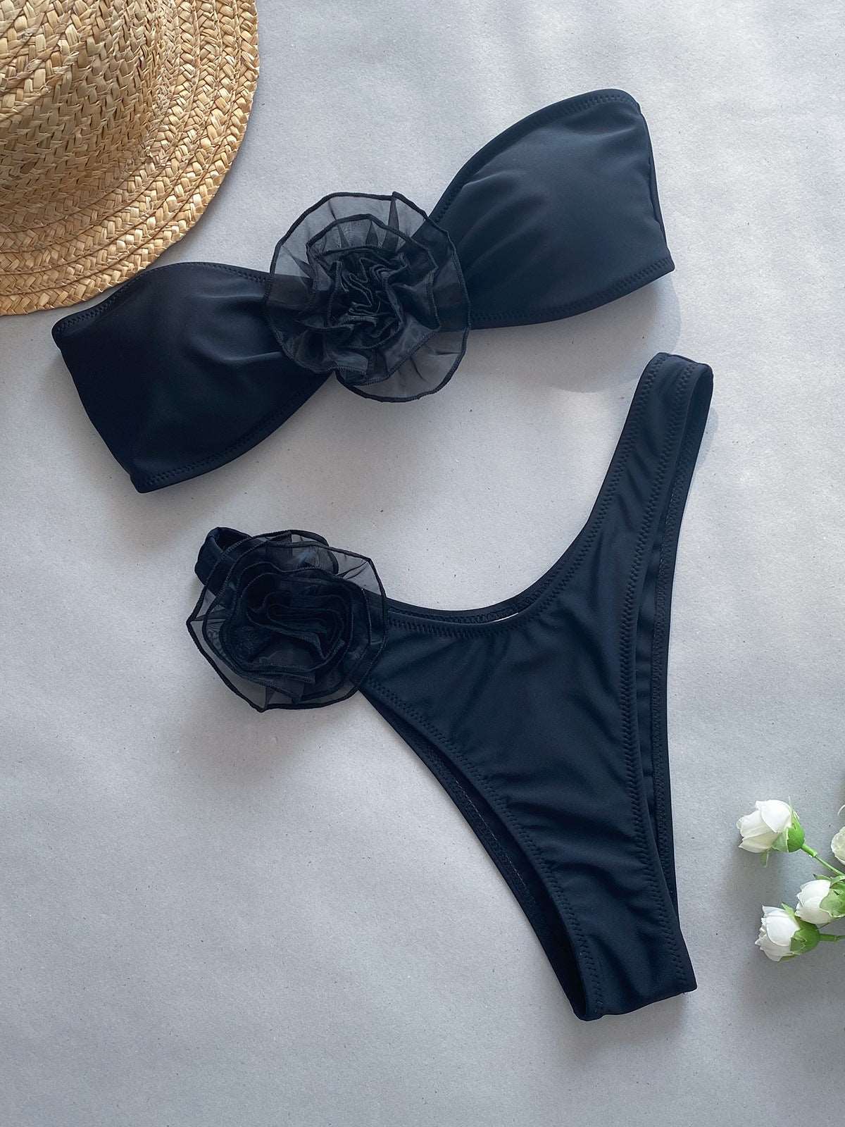 Eleganter Bikini Mit Blumendetails