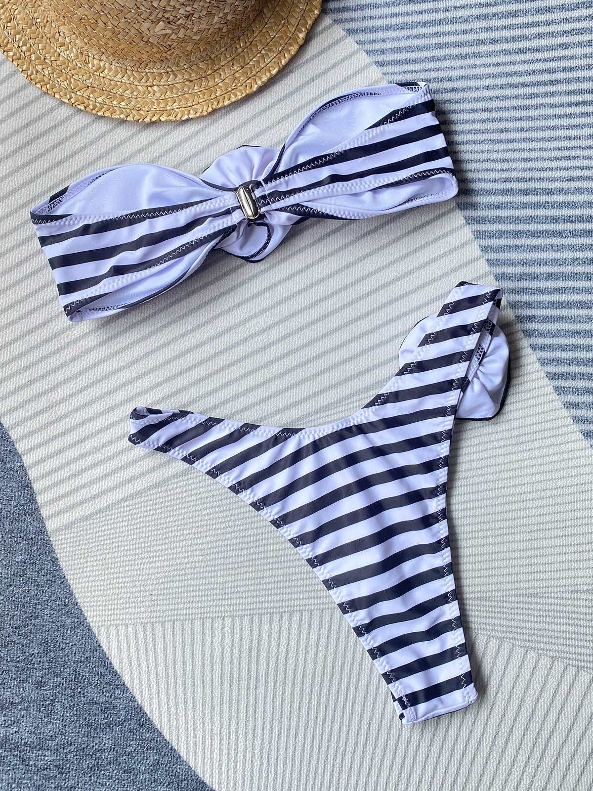 Eleganter Bikini Mit Blumendetails