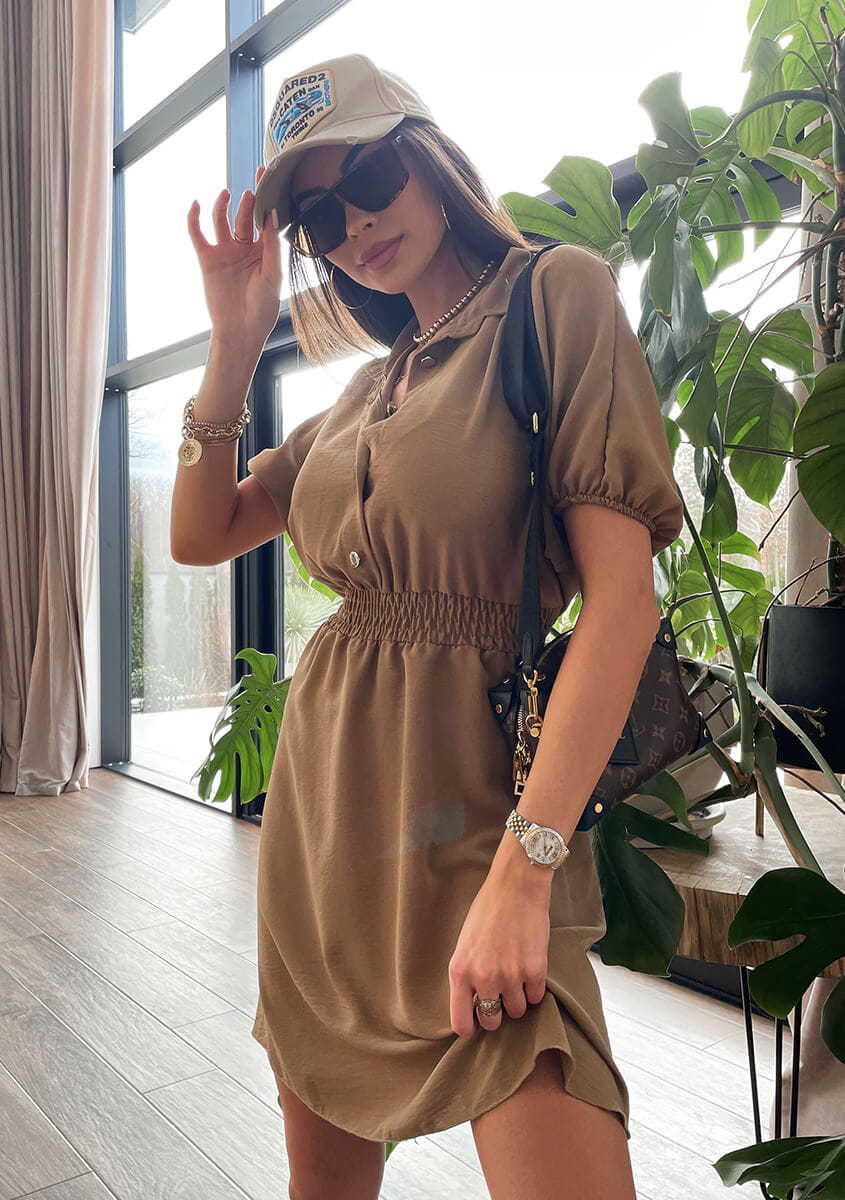 Elastisches Kleid Mit Kurzen Ärmeln Und Knopfleiste