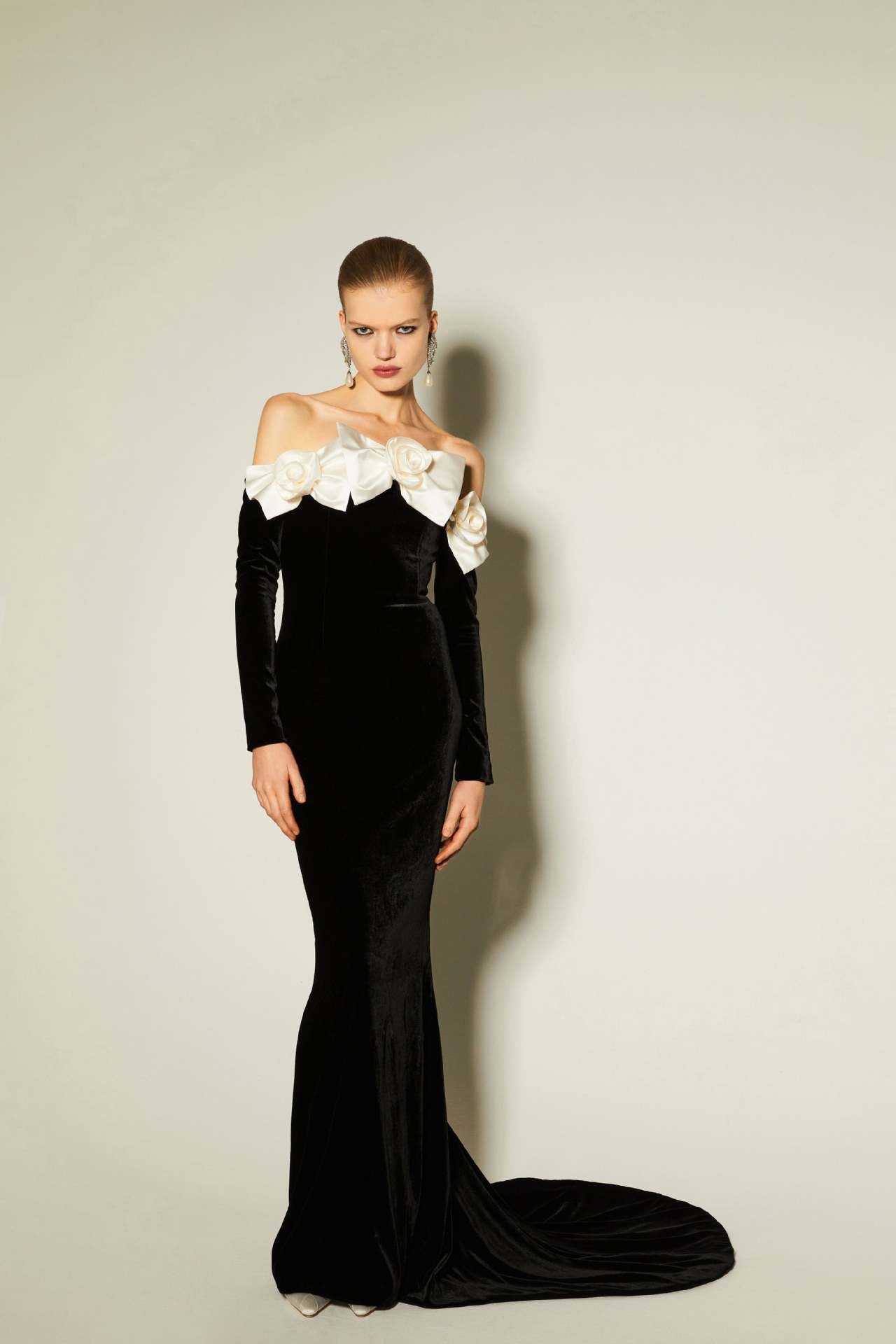 Schulterfreies Maxikleid Aus Samt Mit Schleifendetail