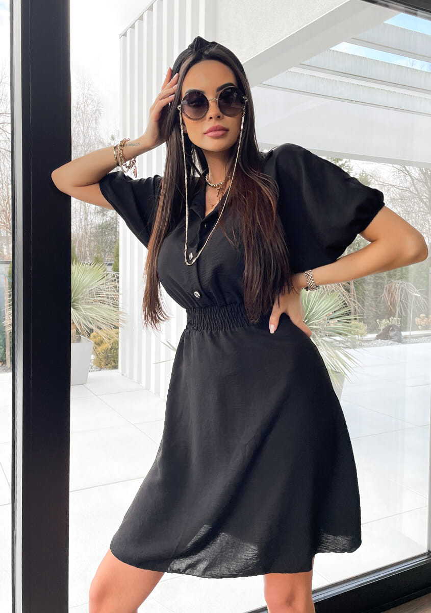 Elastisches Kleid Mit Kurzen Ärmeln Und Knopfleiste