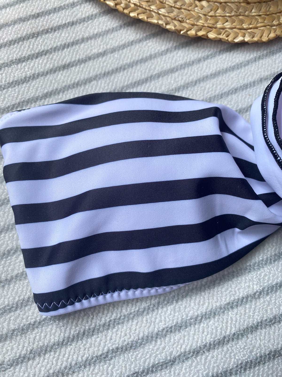 Eleganter Bikini Mit Blumendetails