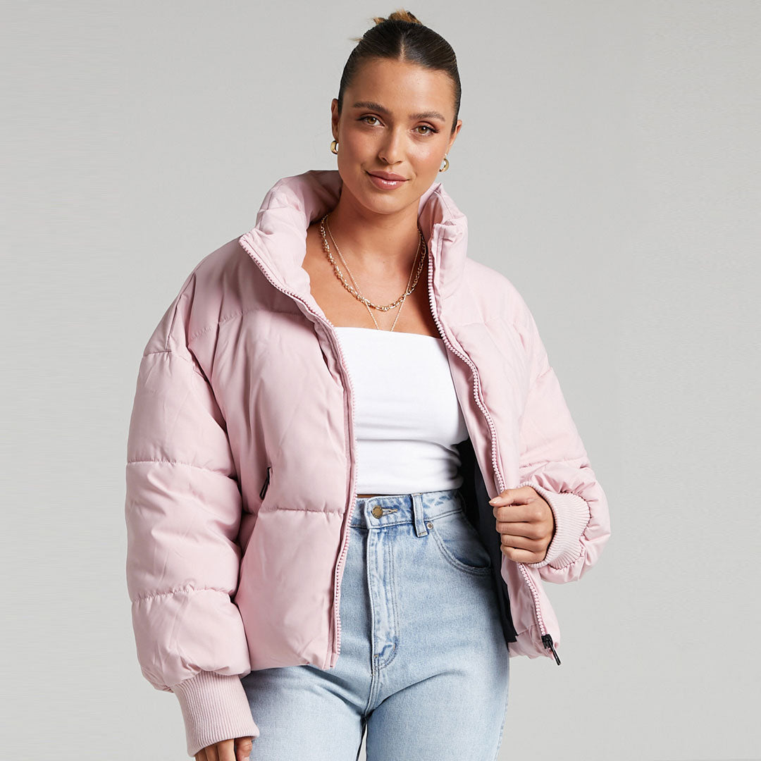 Pufferjacke Mit Stehkragen Und Langen Ärmeln İn Übergröße Mit Seitlichen Reißverschlusstaschen - Rosa