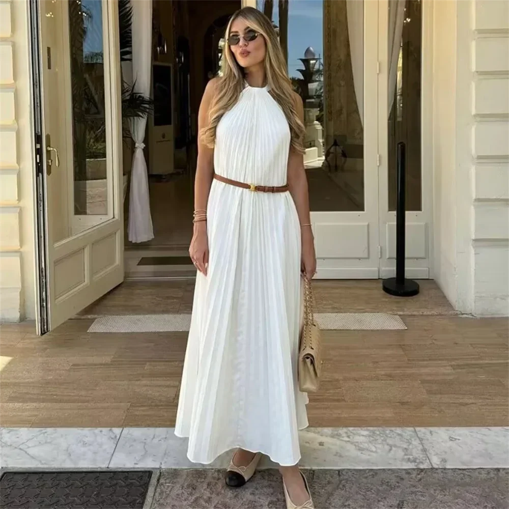 Maxikleid Mit Nackenträgern Und Gürtel