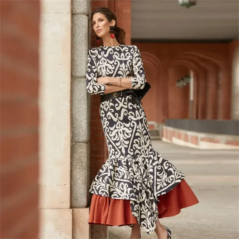 Tief Ausgeschnittenes Maxikleid Mit Dünnen Trägern