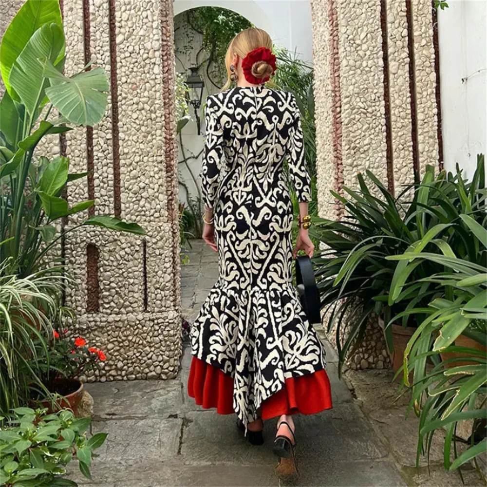 Tief Ausgeschnittenes Maxikleid Mit Dünnen Trägern