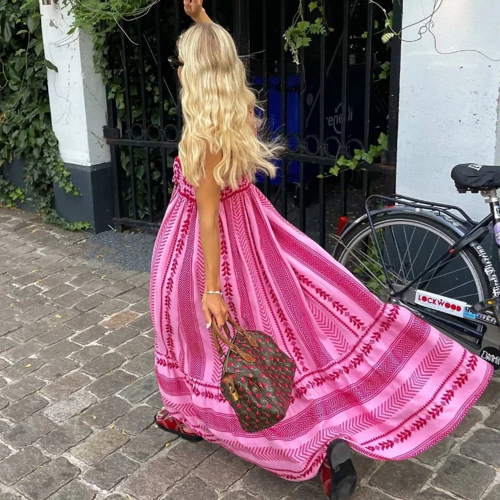 Tief Ausgeschnittenes Maxikleid Mit Dünnen Trägern