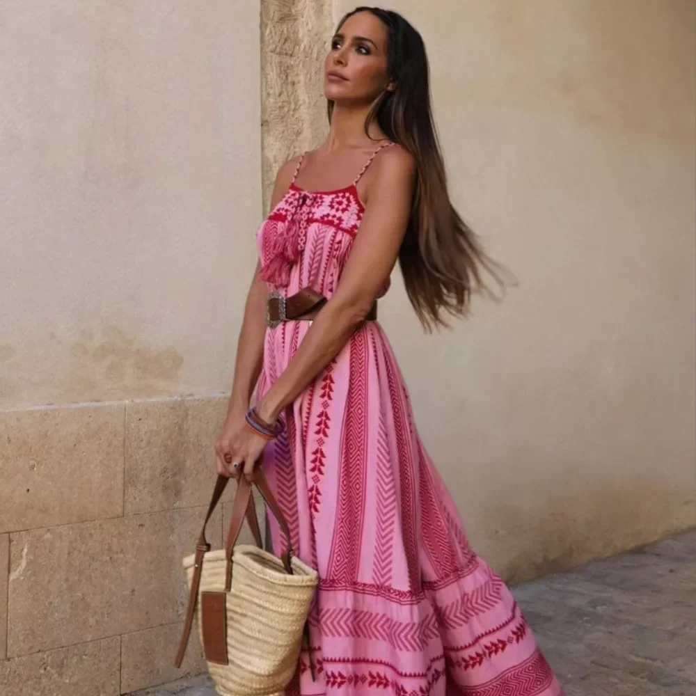 Tief Ausgeschnittenes Maxikleid Mit Dünnen Trägern