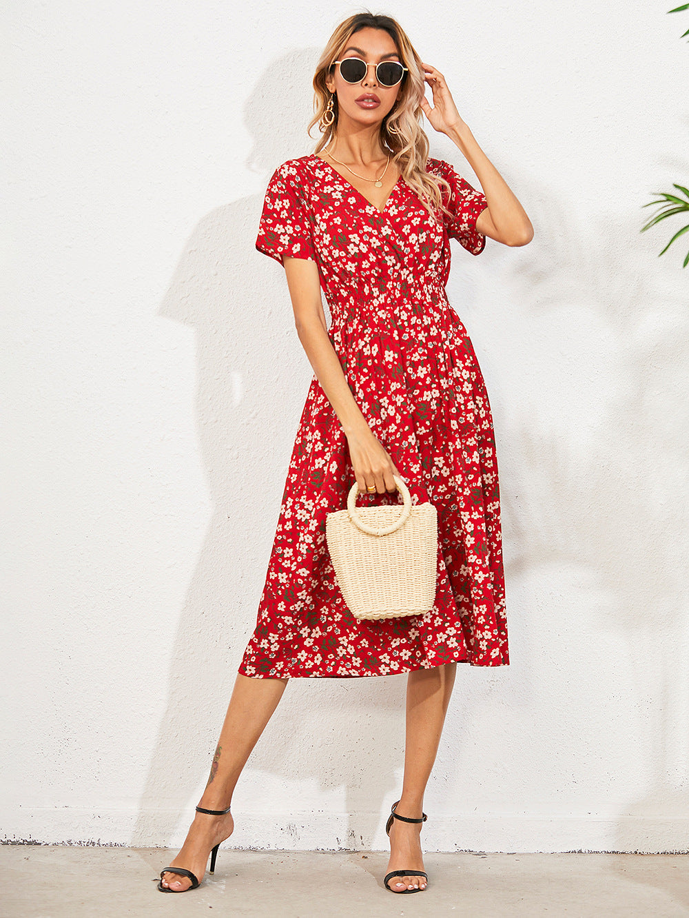 Stilvolles Sommer-Midikleid Mit V-Ausschnitt