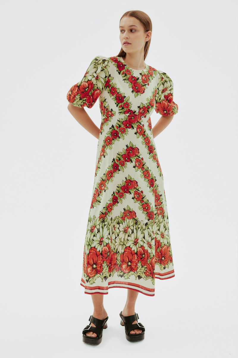 Rotes Maxikleid Mit Blumenmuster Und Rundhalsausschnitt