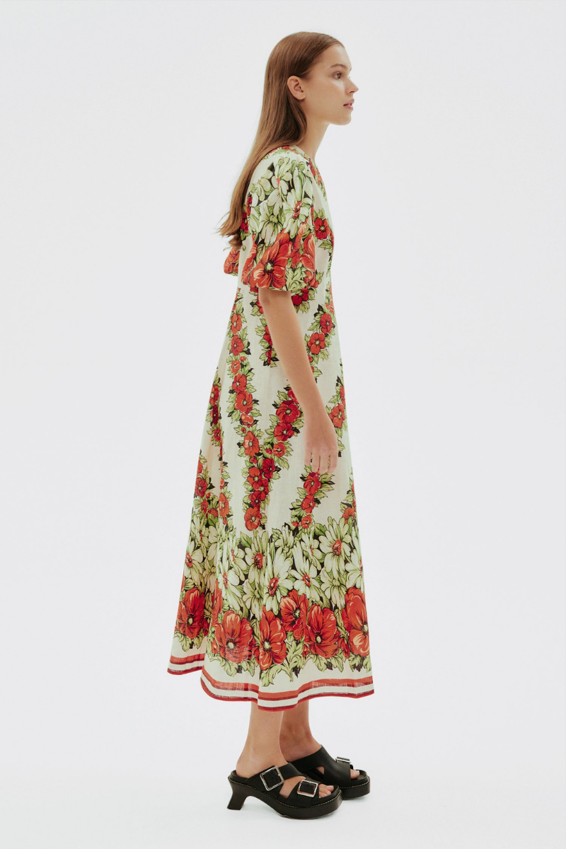 Rotes Maxikleid Mit Blumenmuster Und Rundhalsausschnitt