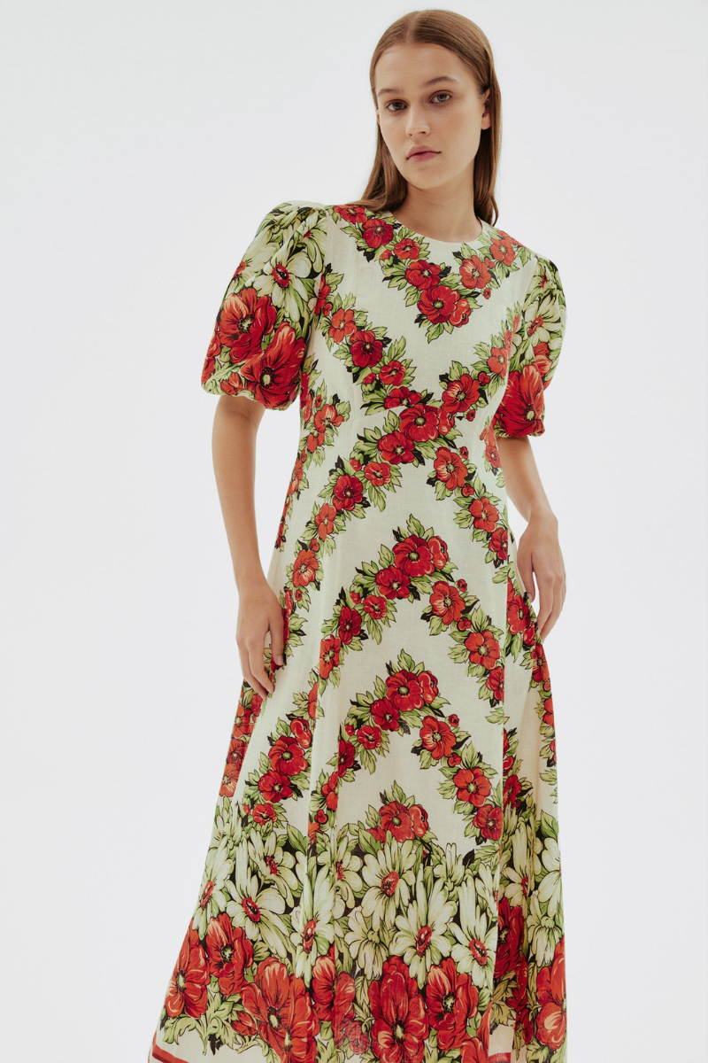 Rotes Maxikleid Mit Blumenmuster Und Rundhalsausschnitt