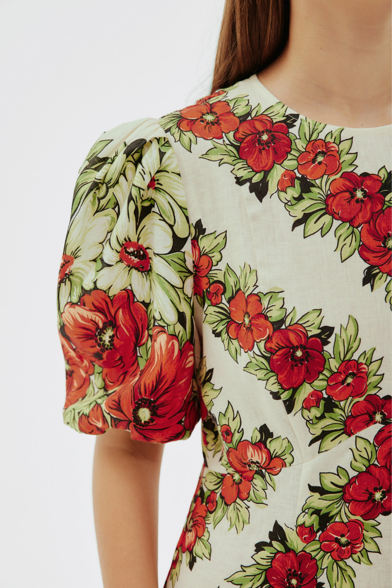 Rotes Maxikleid Mit Blumenmuster Und Rundhalsausschnitt