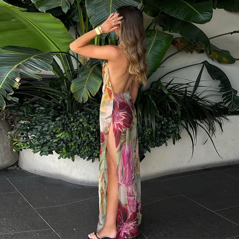 Sommerliches Trägerloses Urlaubskleid Mit Blumenmuster