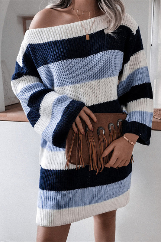 Strickpulloverkleid Mit Zerrissenem Kragen Und Streifen