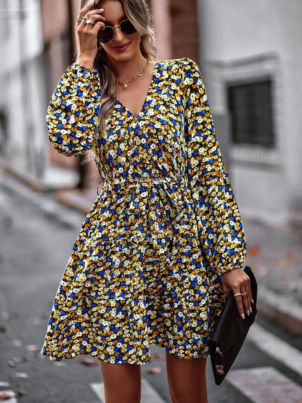 Midikleid Mit V-Ausschnitt Und Blumenmuster
